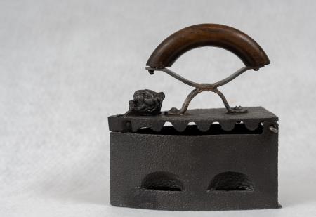 Likalnik na žerjavico, 1. pol. 20. st., železo.